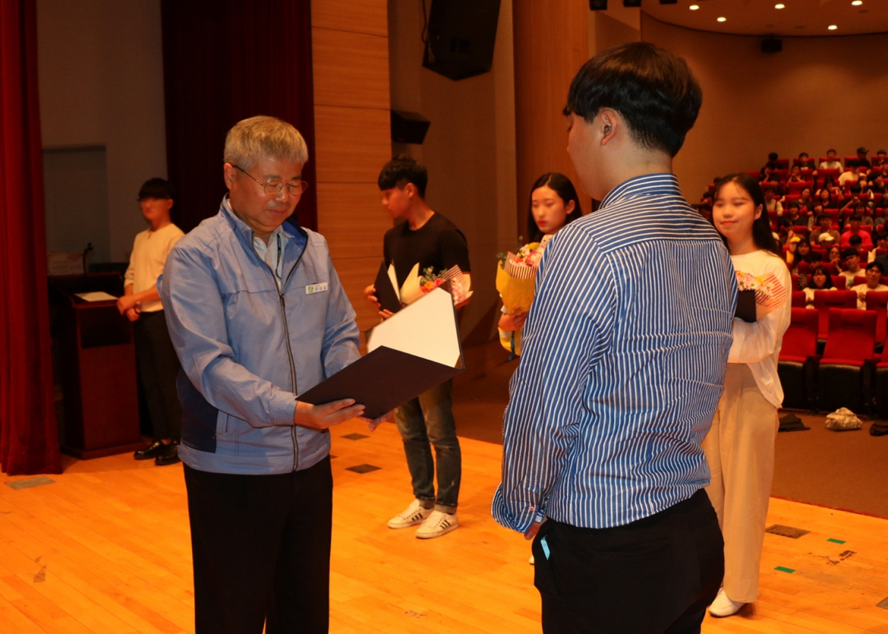 28일 한상길 본부장이 고리스포츠문화센터에서 열린 장학증서 수여식에서 장학생 대표에게 장학증서를 전달하고 있다.