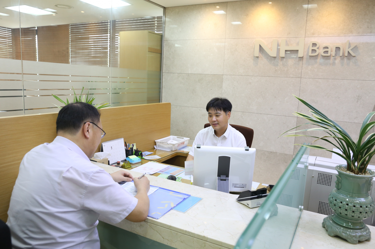 이번 신규 대출은 울산지역 내 자동차부품제조업으로 화이트리스트 명단제외에 따른 피해가 예상되는 기업을 대상으로 1호로 지원됐다.