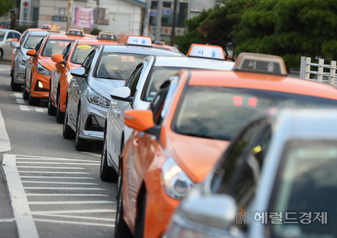 택시 카드결제 수수료 지원이 연장되면 한해 56억원 가량 되는 시민 세금이 택시회사와 기사를 위해 쓰인다.
