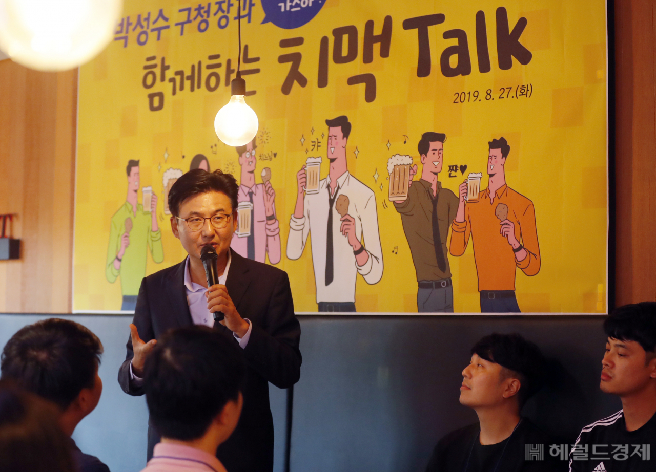 박성수 송파구청장이 송파ICT청년창업지원센터에 입주한 청년창업가 20여명과 만나 청년창업가들의 든든한 지원군이 되겠다고 말하고 있다. [송파구]