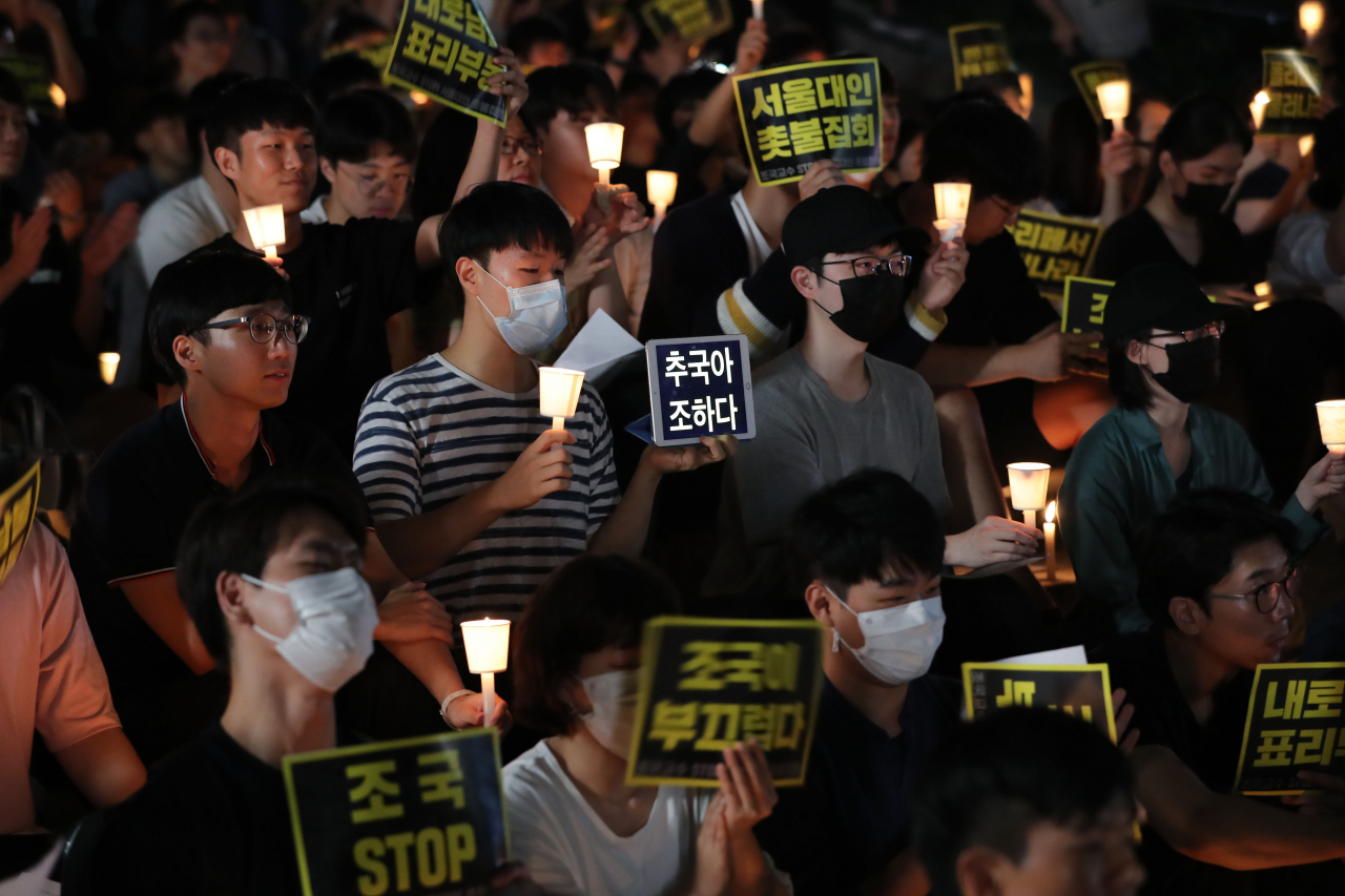 ‘조국 규탄’ 서울대 총학 촛불집회엔 700명 참석…내일은 고대서 촛불