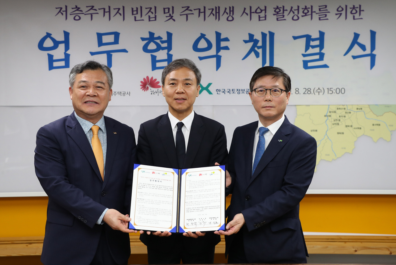 빈집·주거재생 사업 활성화 협약에 참석한 변창흠 LH 사장(맨 오른쪽), 김승수 전주시장( 가운데), 최창학 LX 사장이 기념촬영을 하고 있다.