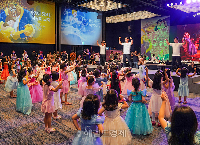 지난 27일 ‘디즈니 프린세스 아카데미’에 참가한 어린이들이 라푼젤 OST 에 맞춰 스트레칭 동작을 배우고 있다. ‘프린세스 아카데미’는 디즈니 코리아가 2013년부터 진행하고 있는 프로그램으로, 다양한 활동을 통해 어린이들이 꿈을 실현할 수 있도록 용기와 지혜를 전달한다. [사진 제공: 월트디즈니 컴퍼니 코리아 &copy; DISNEY]