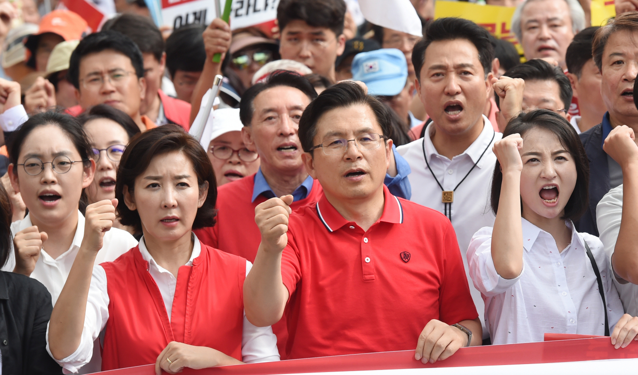 황교안 자유한국당 대표와 나경원 원내대표등 소속 의원과 당원들이 24일 오후 서울 종로구 세종문화회관 앞에서 문재인 대통령 규탄 집회를 마치고 청와대 방면으로 행진하고 있다. [연합]