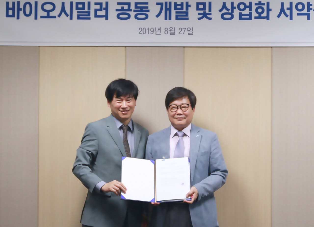 휴온스 엄기안 대표(오른쪽)와 프레스티지바이오제약 김진우 대표가 지난 27일 오후 휴온스 판교 본사에서 휴온스와 프레스티지바이오파마가 바이오시밀러 국내 독점 제조·생산 및 판매에 대한 계약을 체결하고 있다.