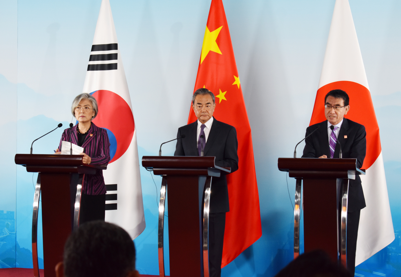 지난 21일 오전 중국 베이징(北京) 구베이수이전(古北水鎭)에서 열린 '제9차 한·중·일 외교장관 회의' [연합]