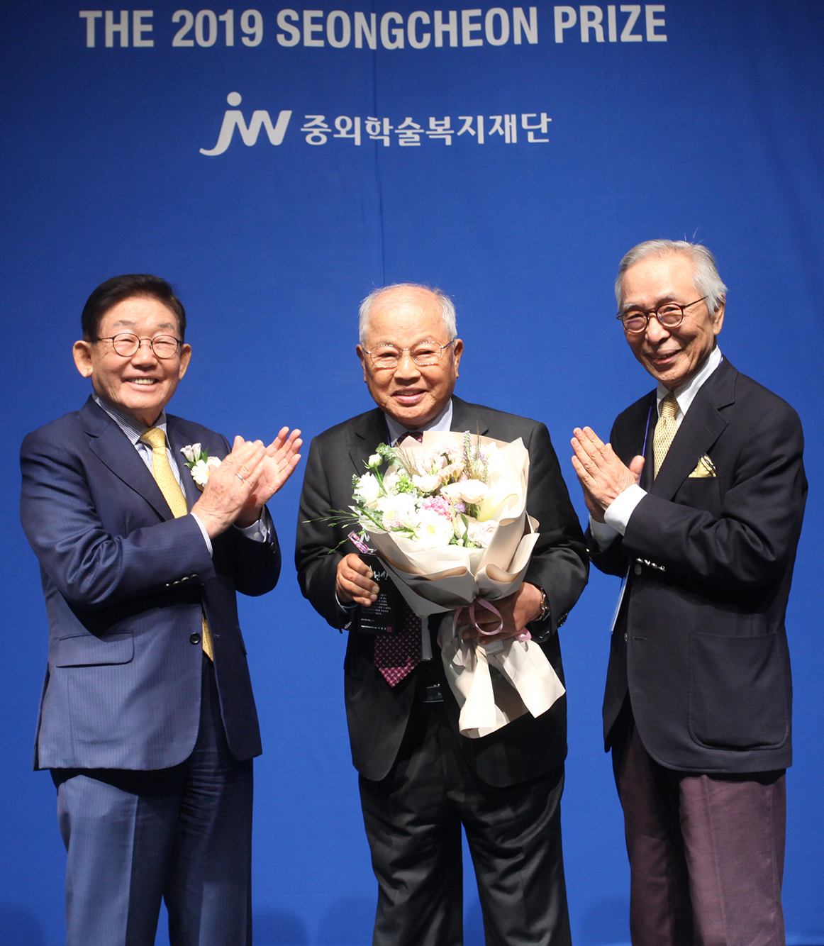 JW그룹의 공익재단인 중외학술복지재단은 28일 광주 홀리데이인광주호텔에서 제7회 성천상 시상식을 개최했다. (좌로부터) 이종호 중외학술복지재단 이사장, 수상자인 푸른뫼중앙의원 이강안 원장, 이성낙 성천상위원회 위원장이 기념촬영을 하고 있다.