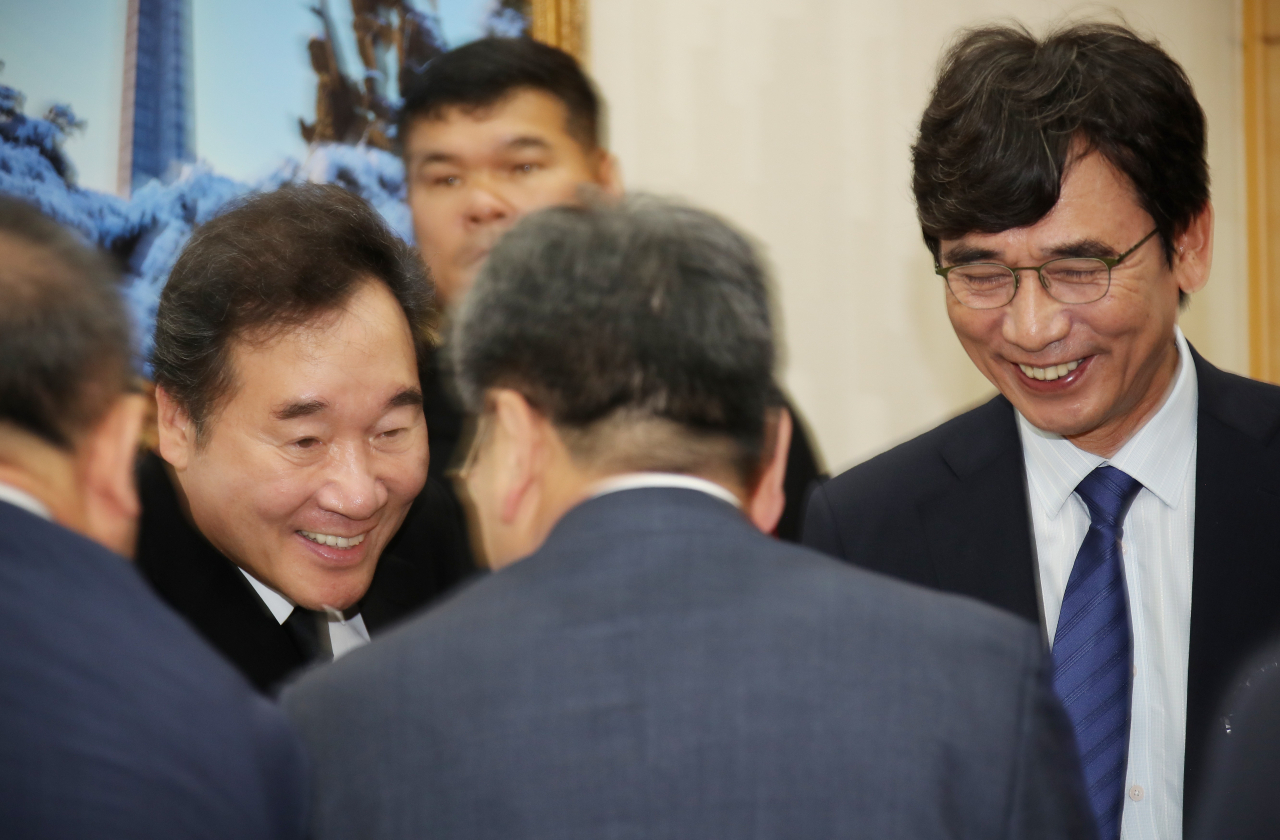이낙연 국무총리가 18일 국립서울현충원 현충관에서 김대중 전 대통령 서거 10주기 추도식 전 참석자들과 인사를 나누고 있다. 이 총리 옆은 유시민 노무현재단 이사장. 연합뉴스