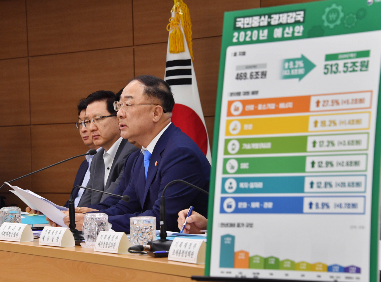 기재부는 내년 예산으로 올해 대비 9.3% 증가한 513조5000억원을 편성한다고 밝혔다. 핵심소재 부품 장비 자립화, 혁신성장 가속화 등에 중점 투자한다는 계획이다. 홍남기 부총리 겸 기획재정부 장관이 지난 27일 세종정부청사에서 열린 '2020년 예산안' 사전브리핑에서 모두발언을 하고 있다. [기획재정부 제공]