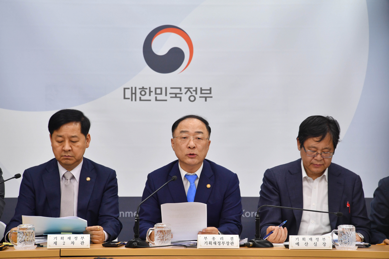 홍남기(가운데) 부총리 겸 기획재정부 장관이 지난 27일 세종정부청사에서 열린 '2020년 예산안' 상세브리핑을 주재, 모두발언을 하고 있다. ［기획재정부 제공］