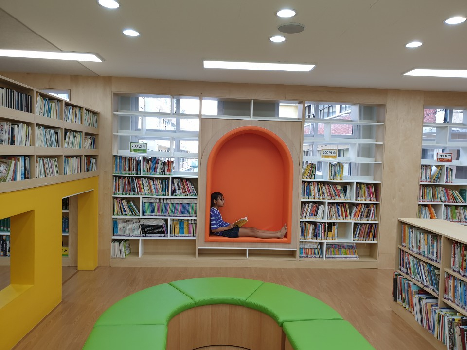 성내초등학교의 오래돼 가기 싫던 도서관이 창의력 넘치는 공간으로 탈바꿈했다. [강동구 제공]