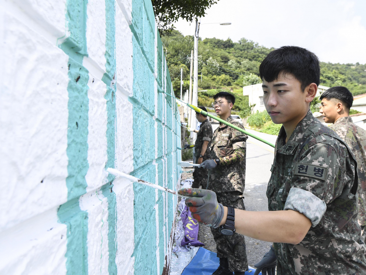 해군 장병들이 목포 구도심에서 벽화 그리기 활동을 하고 있다.[사진=해군]