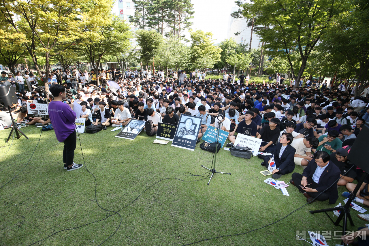 숭실중·고등학교 학생들이 평화대행진을 하기에 앞서 출정식을 갖고 있다.[은평구]