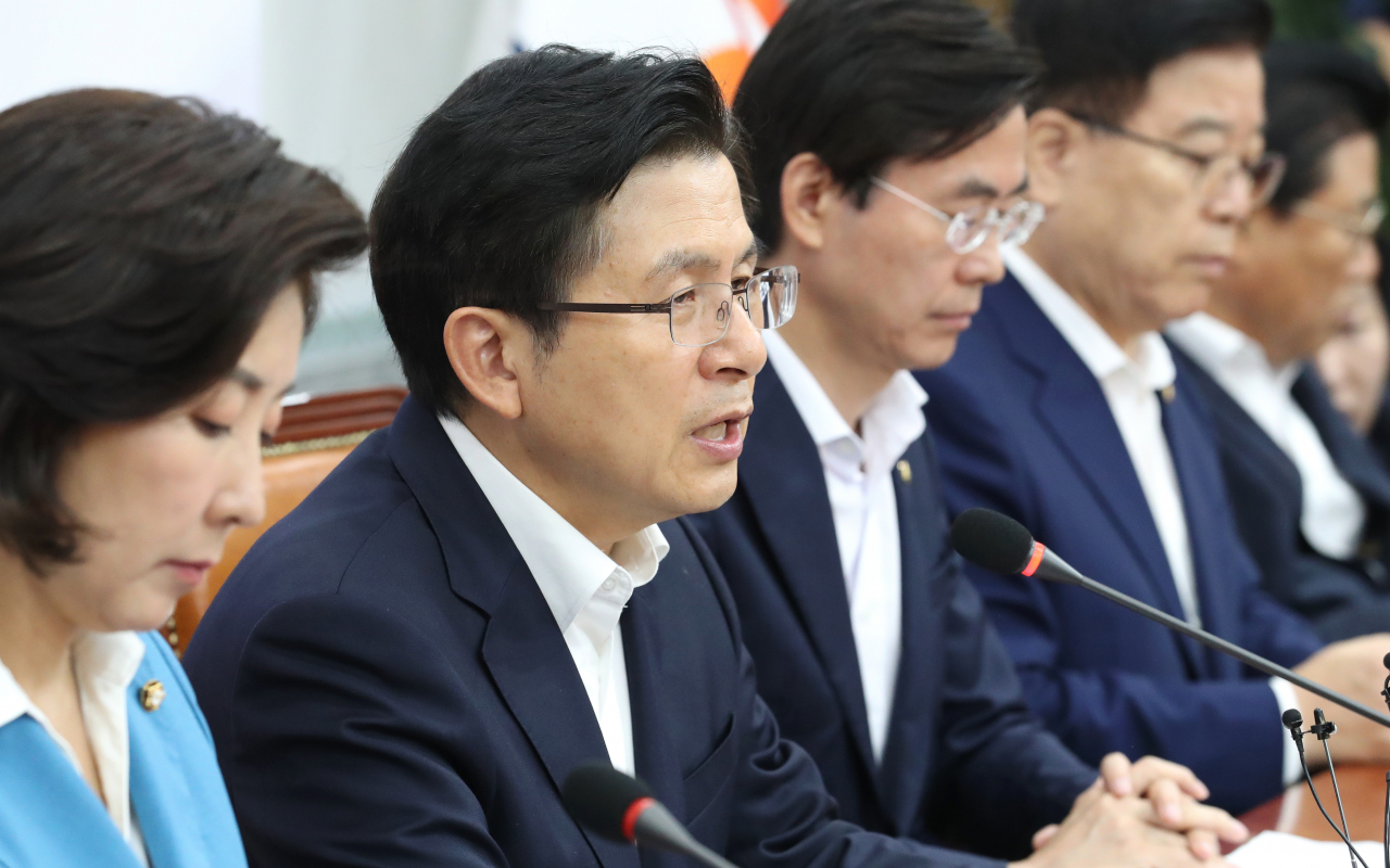 자유한국당 황교안 대표(왼쪽 두번째)가 29일 오전 국회에서 열린 최고위원회의에서 발언하고 있다. 연합뉴스