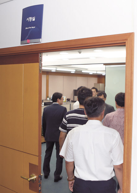 검찰 수사관들이 29일 압수수색을 위해 오거돈 부산시장 집무실에 들어서고 있다. [연합]