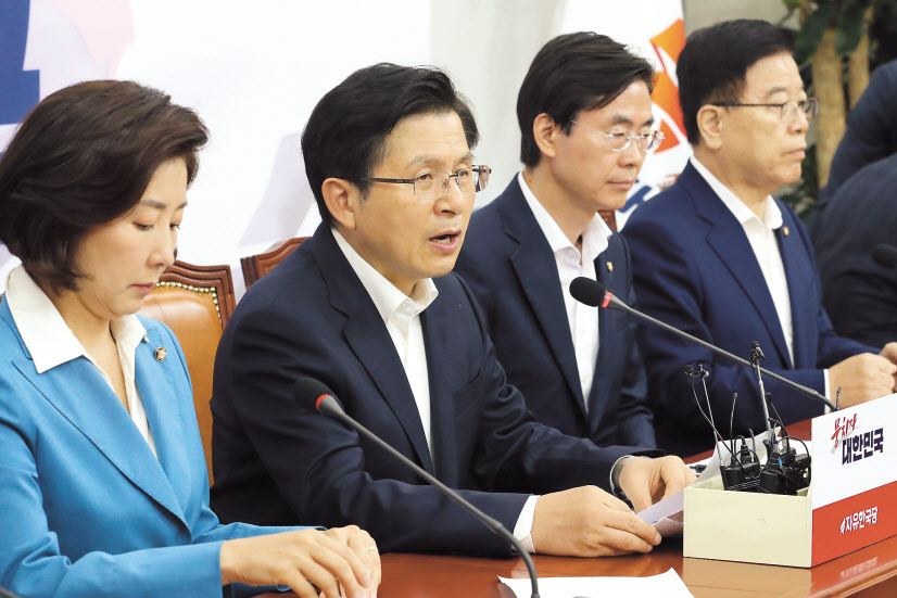 자유한국당 황교안 대표(왼쪽 두번째)가 29일 오전 국회에서 열린 최고위원회의에서 발언하고 있다. [연합]