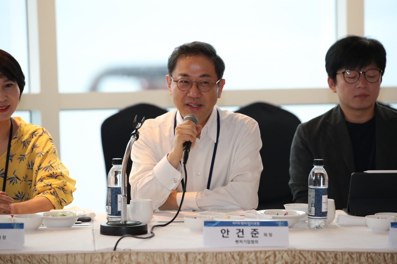 안건준 벤처기업협회 회장이 29일 오전 전남 여수 엠블호텔에서 진행된 '2019 벤처썸머포럼' 기자간담회에서 인사말을 하고 있다.