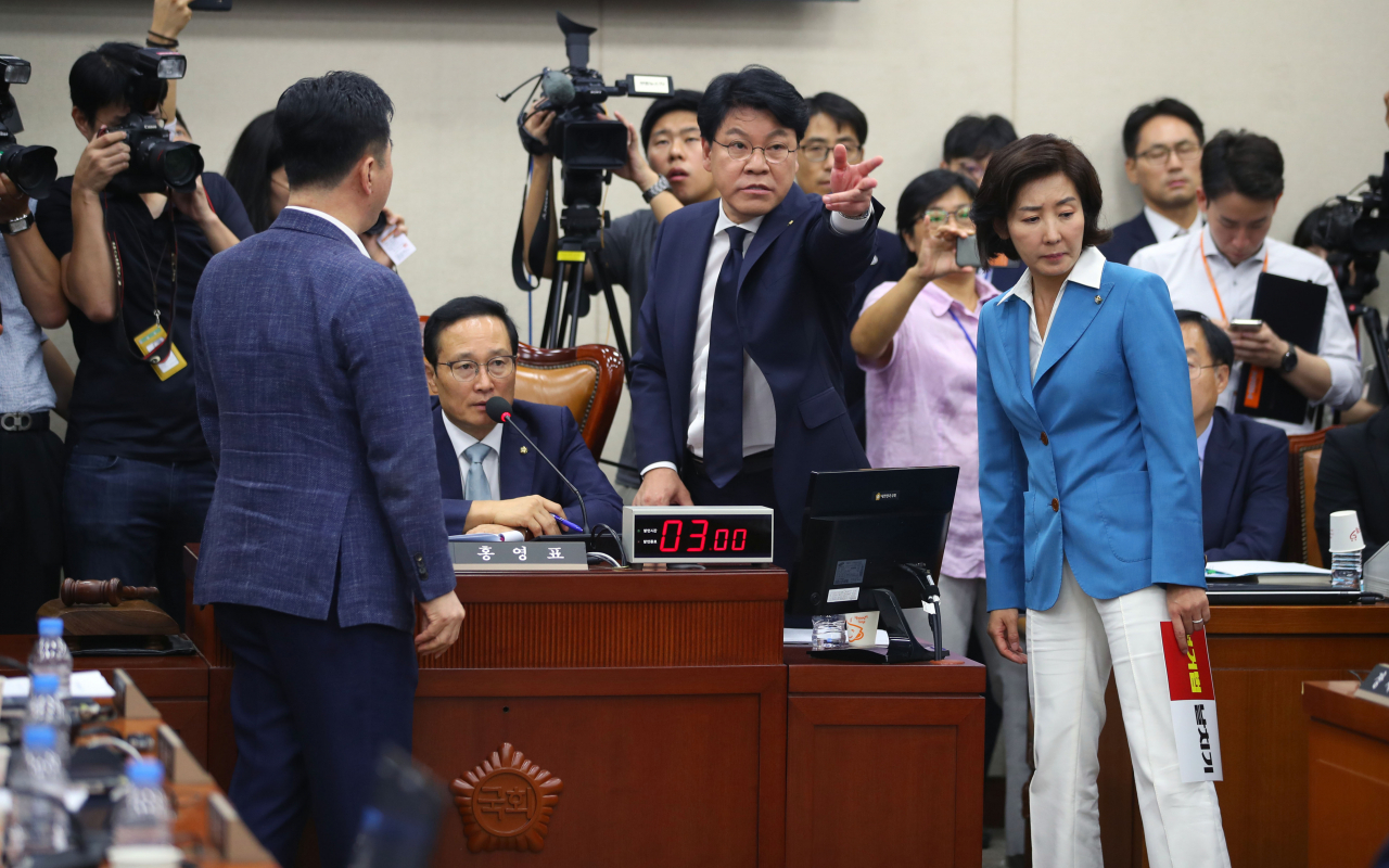 더불어민주당 소속 홍영표 위원장이 29일 오전 국회에서 열린 정치개혁특별위원회 전체회의에서 준연동형 비례대표제 도입을 골자로 하는 공직선거법 개정안을 의결하려하자 자유한국당 나경원 원내대표와 장제원 간사 등이 항의하고 있다. [연합]