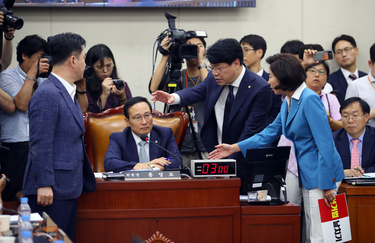 홍영표 더불어민주당 소속 위원장이 29일 국회에서 열린 정치개혁특별위원회 전체회의에서 준연동형 비례대표제 도입을 골자로 하는 공직선거법 개정안을 의결하려하자 자유한국당 나경원 원내대표와 장제원 간사 등이 항의하고 있다. [연합]