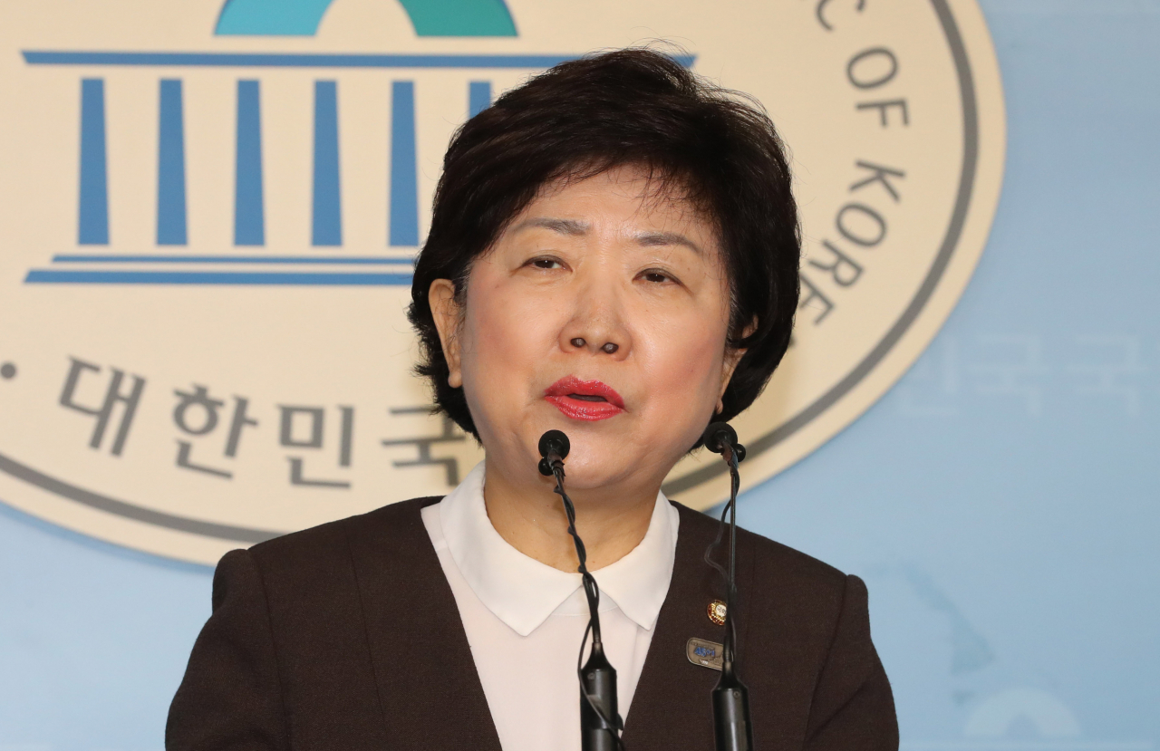 박인숙 자유한국당 의원이 29일 오전 국회 정론관에서 기자회견을 열고 조국 법무부장관 후보자의 딸 조모가 제1저자로 등재된 의료논문의 문제점에 대해 말하고 있다. [연합]