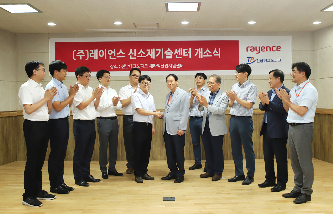 레이언스가 지난 28일 전남 세라믹산업지원센터에서 개소식을 가졌다. 서재정(앞줄 왼쪽) 레이언스 상무와 김광진(앞줄 오른쪽) 세라믹산업종합지원센터장이 악수를 나누고 있다. [레이언스 제공]