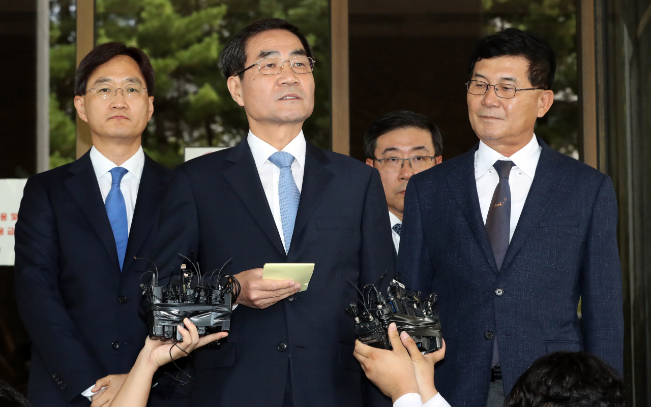 대법원이 박근혜 전 대통령, '비선실세' 최순실, 그리고 이재용 삼성전자 부회장이 연루된 이른바 '국정농단' 사건에 대한 재판을 파기환송한 29일 이인재 변호사를 비롯한 삼성 측 변호인단이 서울 서초구 대법원 대법정에서 방청을 마치고 입장을 밝히고 있다. [연합]
