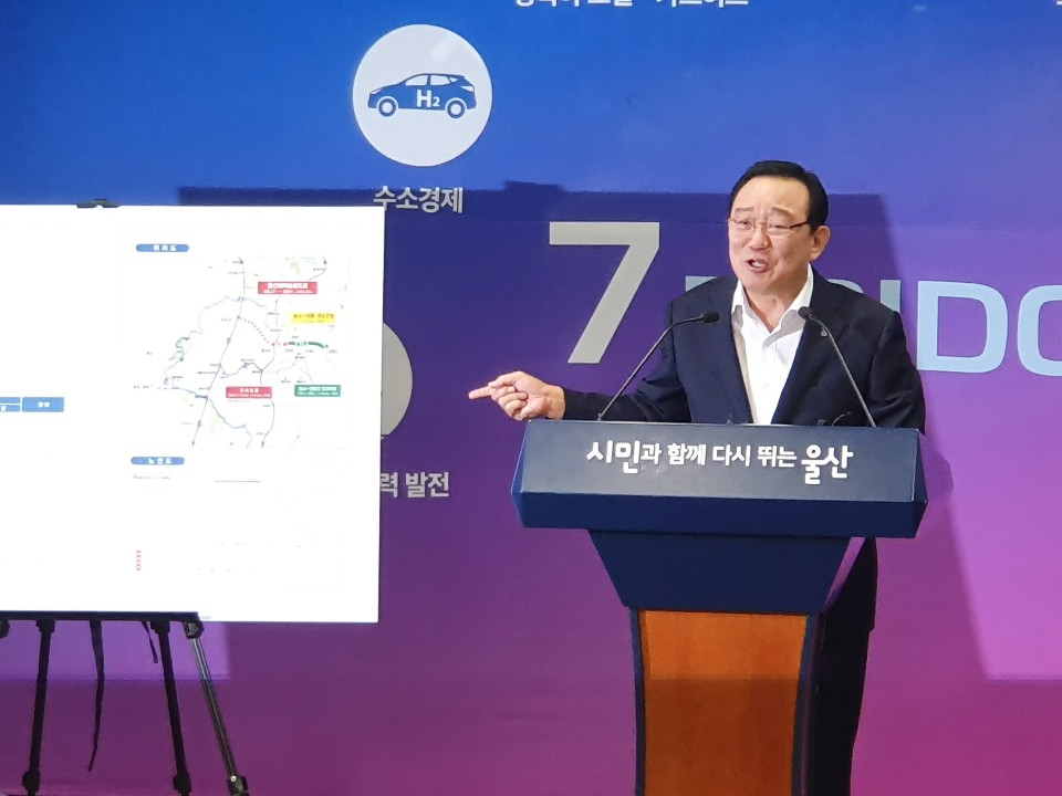 송철호 울산시장은 29일 오전 시청 프레스센터에서 기자회견을 열고, KDI 적정성 검토 결과를 설명하고 울산외곽순환도로 사업비를 1조 2000억원으로 확정, 발표했다.