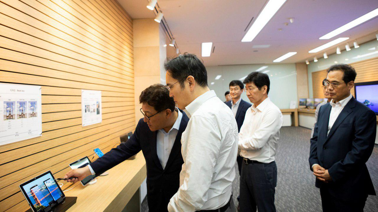 이재용 삼성전자 부회장이 지난 26일 충남 아산에 위치한 삼성디스플레이 사업장에서 제품을 살펴보고 있다.[삼성전자 제공]