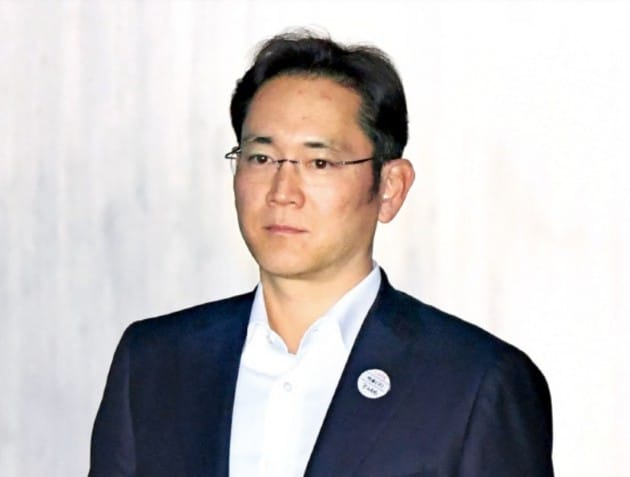 이재용 삼성전자 부회장이 작년 2월 2심에서 집행유예를 선고받고 출소하고 있는 모습. [연합]