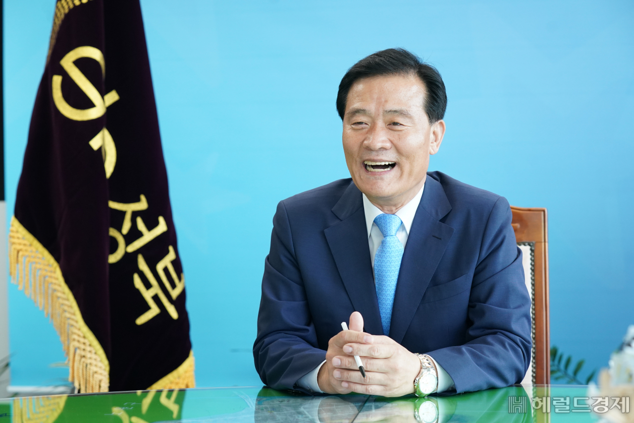 “문제 해결의 답은 현장에 있다.” 이승로 성북구청장은 현장 중심과 사람 중심 철학을 강조한다. [성북구 제공]
