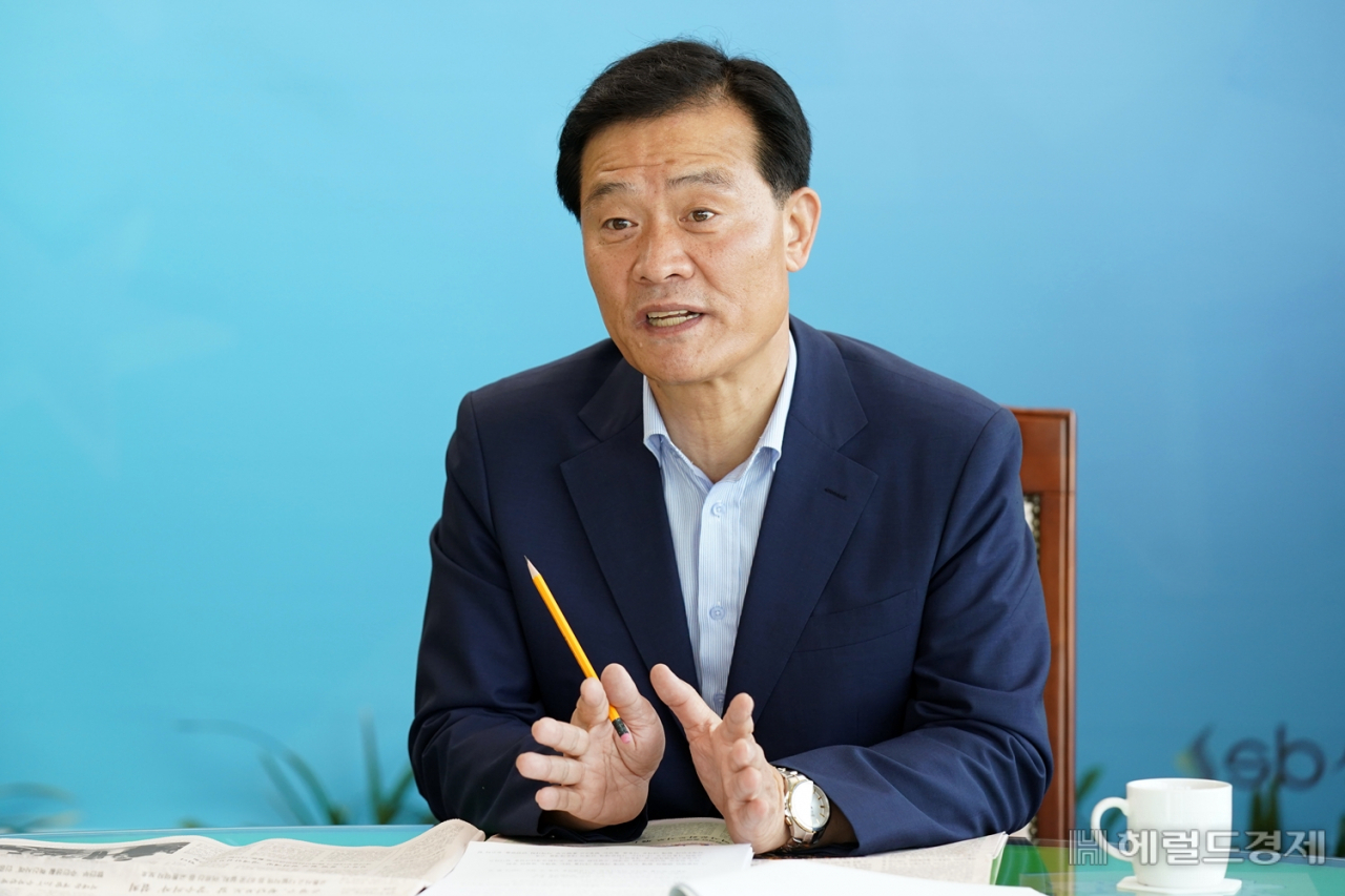 개청 70년을 맞아 성북구가 미래 100년을 선언하며 내놓은 핵심가치는 ‘풍요, 공존, 균형’이다. 아이, 청년, 노인까지 함께 어우러져 행복한 도시를 만들려는 게 이승로 구청장의 구상이다. [성북구 제공]