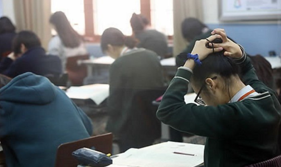 앞으로 학생들의 두발·복장 제한이나 소지품 검사, 휴대전화 사용 등을 학교가 자율로 학칙을 마련할 수 있도록 됐다. 사진은 서울의 한 고등학교 교실 모습. [헤럴드경제DB]