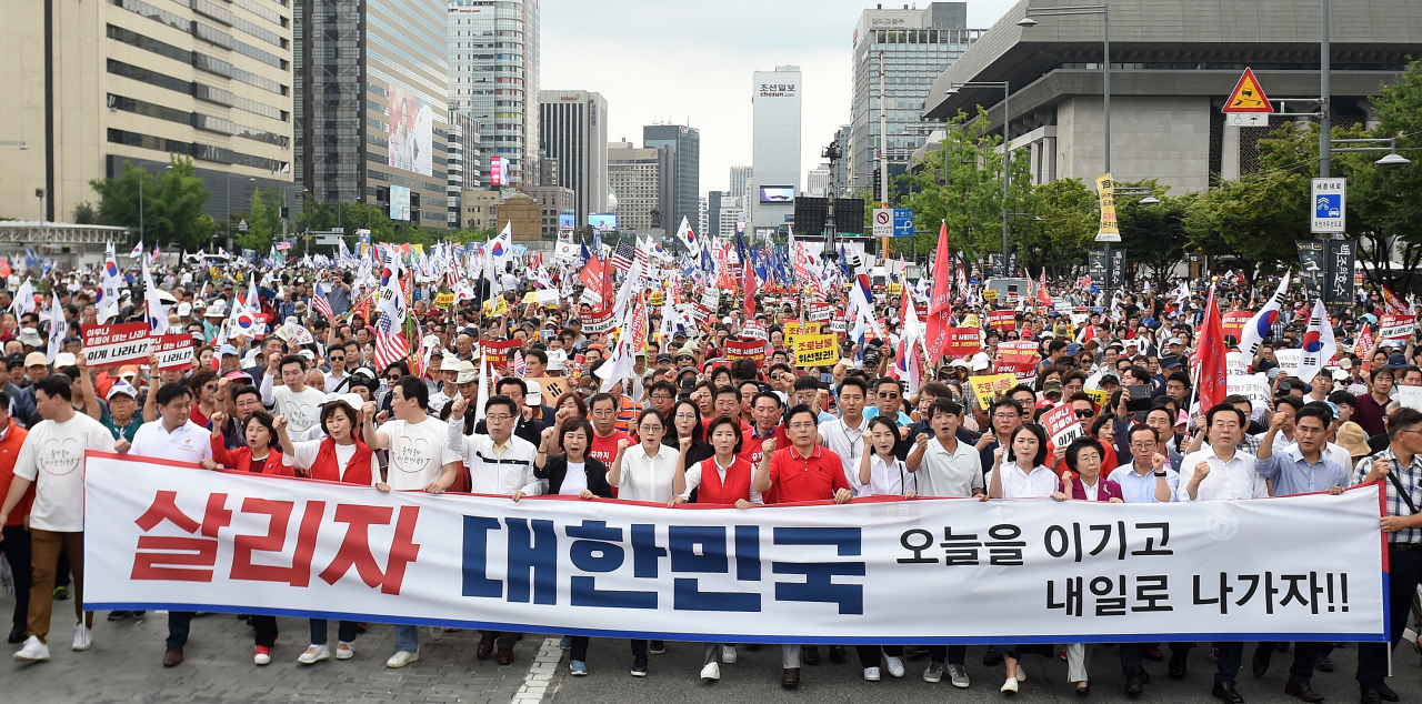 황교안 자유한국당 대표와 나경원 원내대표등 소속 의원과 당원들이 24일 오후 서울 종로구 세종문화회관 앞에서 문재인 대통령 규탄 집회를 마치고 청와대 방면으로 행진하고 있다. [연합]