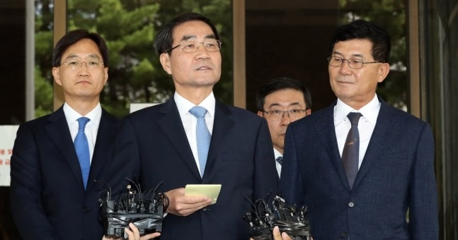 29일 이인재 변호사를 비롯한 삼성 변호인단이 서울 서초구 대법원에서 선고 직후 입장을 밝히고 있다. [연합]