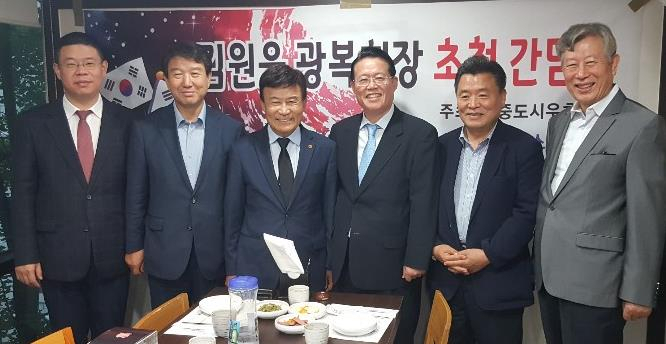 지난 29일 개최한 한중도시우호협회의 김원웅 광복회장 초청 간담회에 참석한 왕웨이 주한중국대사관 정무과장, 조광제 전 국정원 실장, 김원웅 광복회장, 권기식 한중도시우호협회장, 이희규 전 국회의원, 하정열 전 청와대 국방비서관(사진 왼쪽부터) 등 한중 관계자들이 기념촬영을 했다.