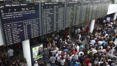길 잃은 승객 1명으로 인해 27일 큰 혼란이 빚어진 독일 뮌헨공항 (AP=연합뉴스)