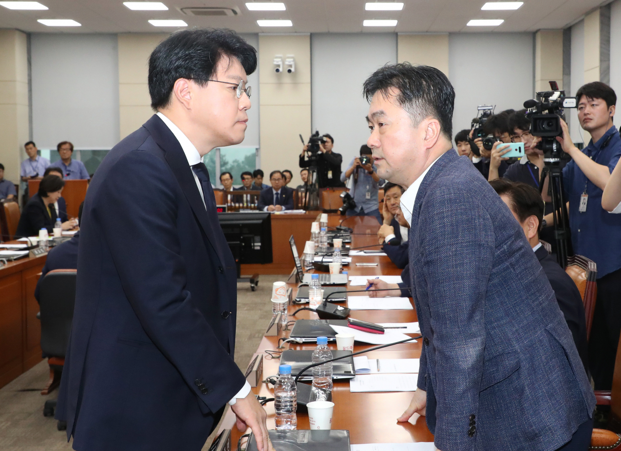 29일 오전 준연동형 비례대표제 도입을 골자로 공직선거법 개정안을 심의하는 국회 정치개혁특별위원회 전체회의에서 더불어민주당 김종민(오른쪽), 자유한국당 장제원 간사가 대화하고 있다. [연합]