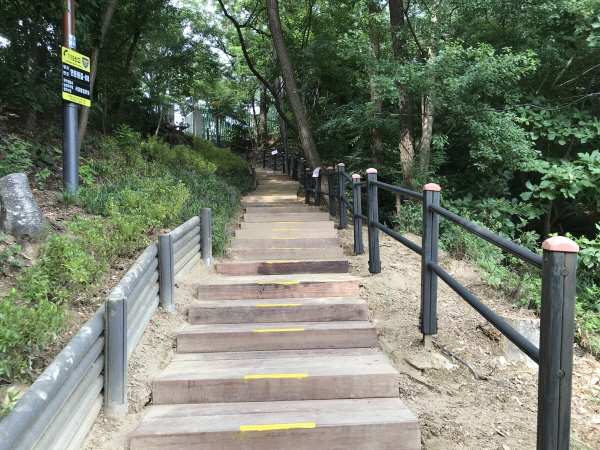 서달산 등산로 노후 나무계단 보수·교체 후 모습. [동작구 제공]