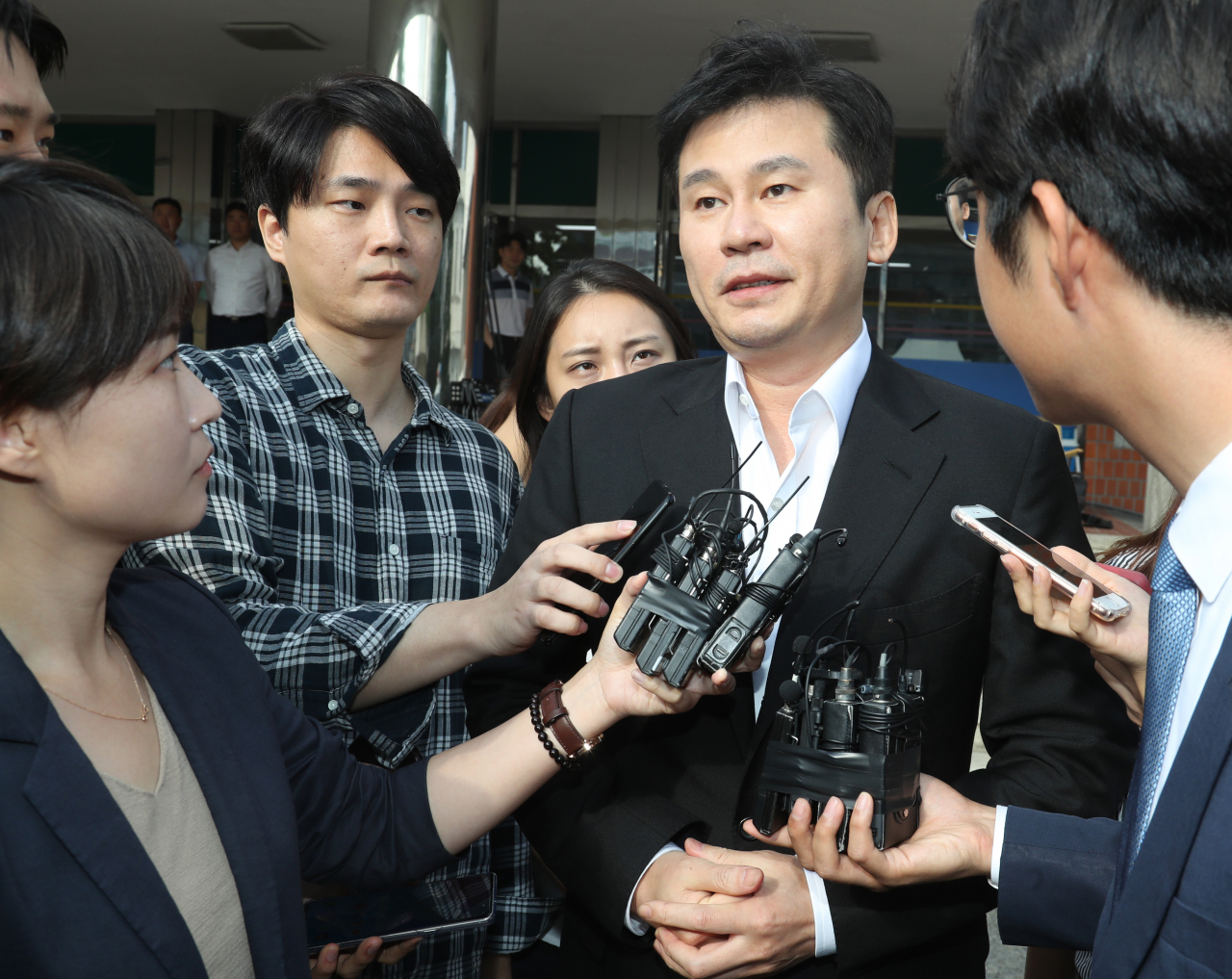 30일 조사를 받고 서울지방경찰청 지능범죄수사대 건물에서 나오고 있는 양현석(49) 전 YG 엔터테인먼트 대표 프로듀서.[연합뉴스]