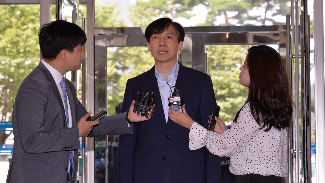 조국 법무부장관 후보자가 30일 청문회준비 사무실이 있는 적선현대빌딩으로 출근을 하고 있다. 조국후보자의 청문회일정은 국회법사위의 증인채택문제로 여야간 심한 대치상태로 열릴지가 불투명한 상태다. 정희조 기자/chehco@heraldcorp.com