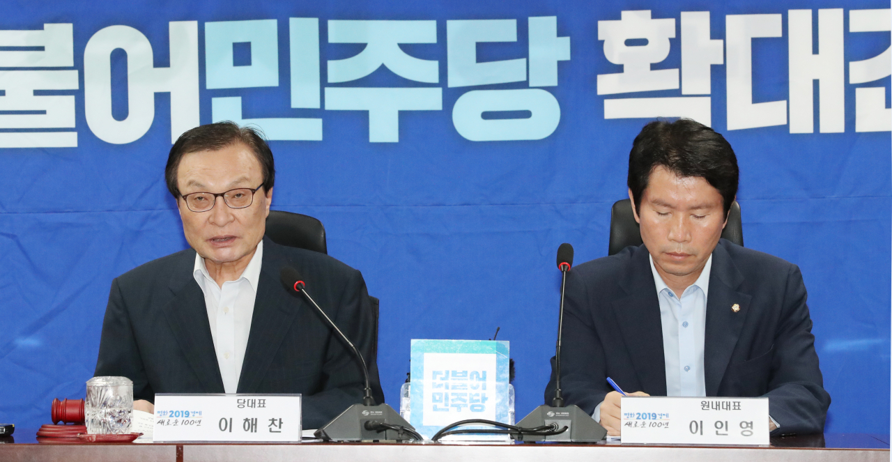 더불어민주당 이해찬 대표와 이인영 원내대표가 30일 오전 국회 의원회관에서 열린 확대간부회의에 굳은 표정으로 참석해 있다. [연합]