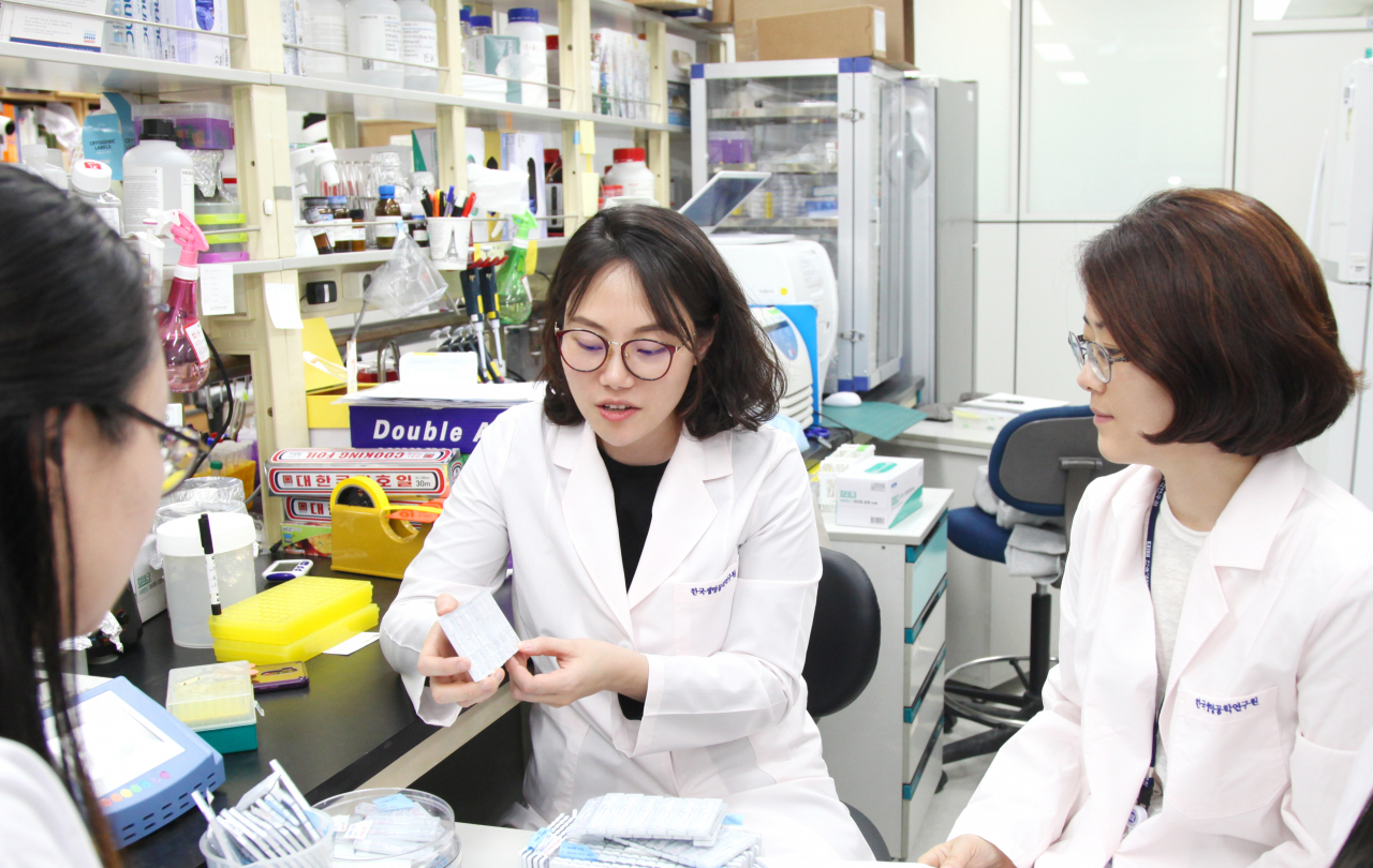 생명연 바이오나노연구센터 연구원들이 관련 연구를 수행하고 있다.[한국생명공학연구원 제공]
