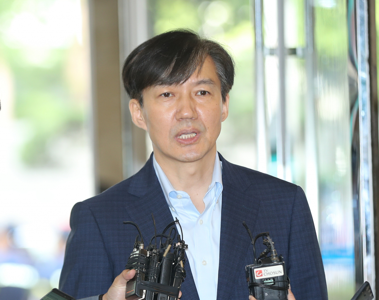 조국 법무부 장관 후보자가 30일 오전 인사청문회 준비사무실이 마련된 서울 종로구 적선현대빌딩에 출근해 취재진의 질문에 답변하고 있다. [연합]