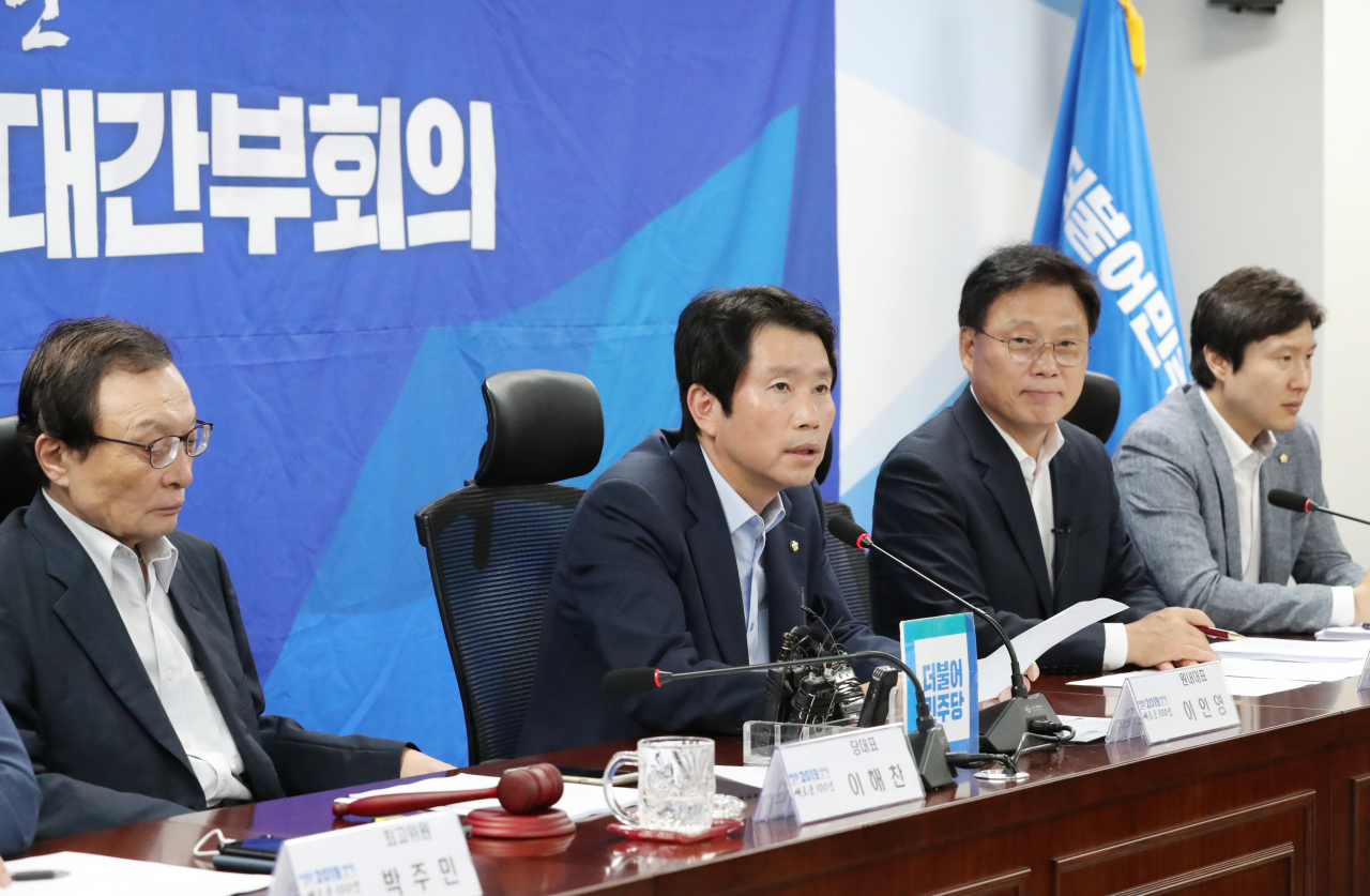 더불어민주당 이인영 원내대표(왼쪽 두 번째)가 30일 오전 국회 의원회관에서 열린 확대간부회의에서 발언하고 있다. 연합뉴스