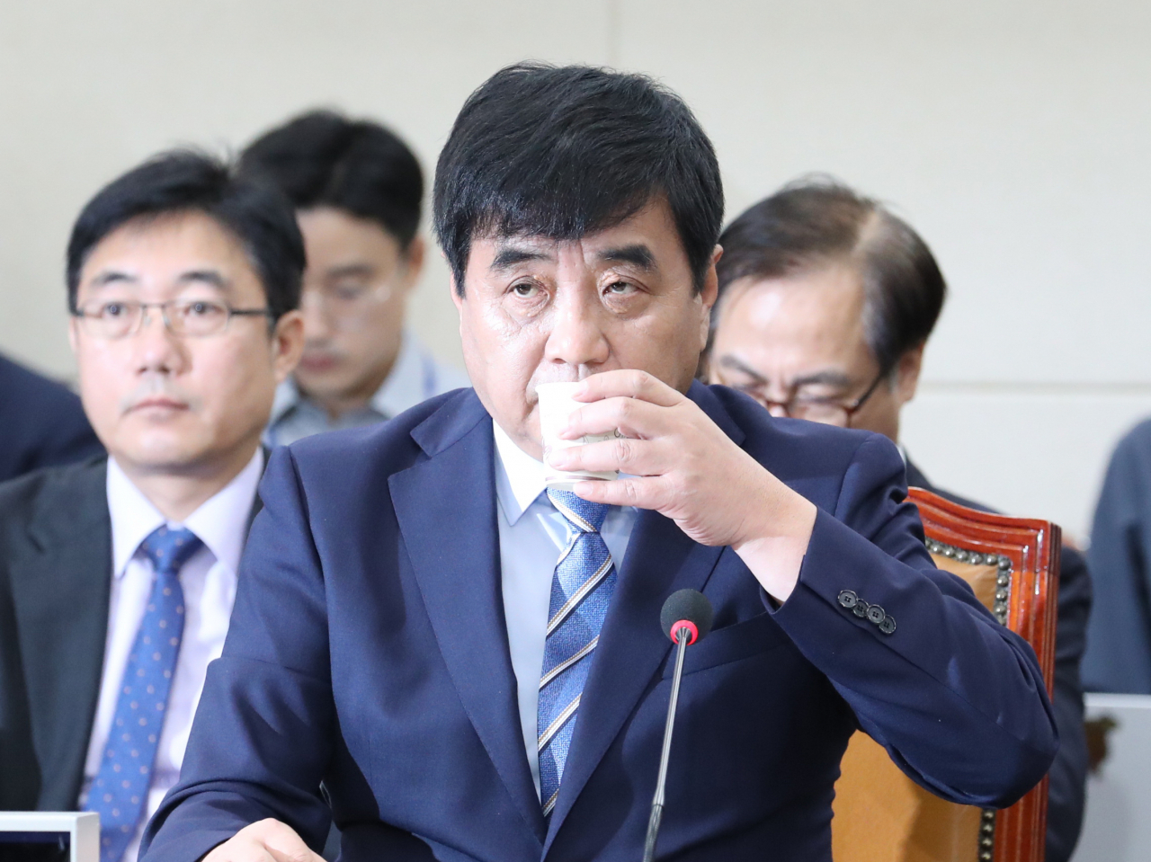 한상혁 방송통신위원장 후보자가 30일 오전 국회에서 열린 인사청문회에 참석, 물을 마시고 있다. [연합]
