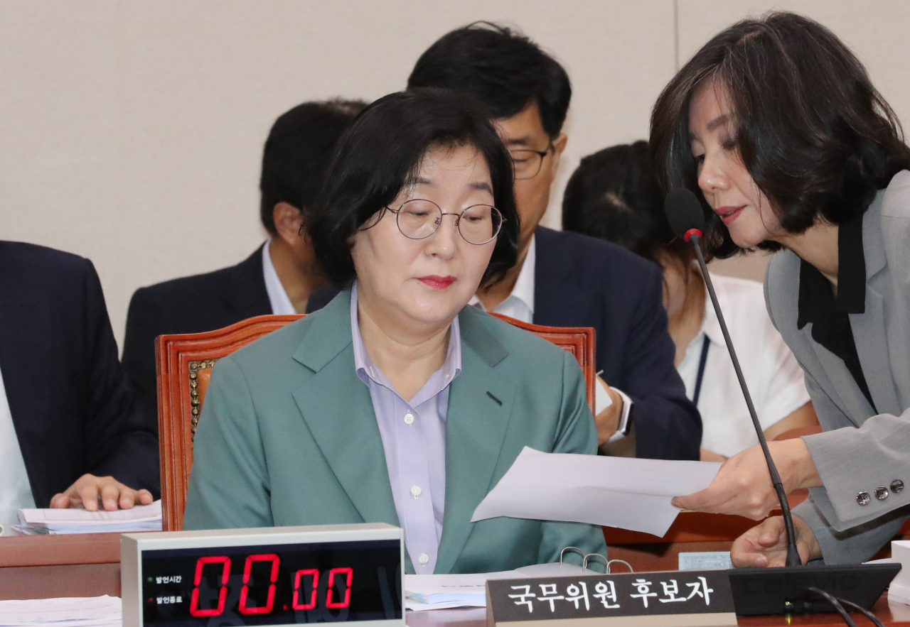 이정옥 여성가족부 장관 후보자가 30일 국회에서 열리는 인사청문회 시작 전 자료를 살피고 있다. [연합]