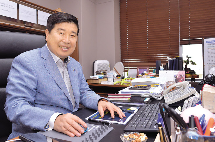 에이플러스에셋은 창립 12년만에 직원 9000명, 당기순이익 156억원(2018년말)에 이르는 중견회사로 성장했다. 곽근호 회장은 고능률 점포 직원들은 한달 소득이 2000만원 이라고 강조했다. 정희조 기자/checho@