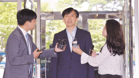 조국 법무부 장관 후보자가 30일 오전 인사청문회 준비사무실로 출근하며 기자들의 질문에 답변하고 있다.  정희조 기자/chehco@heraldcorp.com