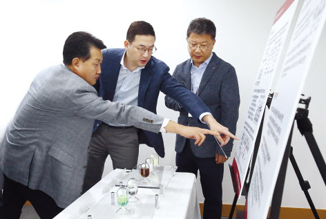 구광모 LG 대표(가운데)가 차세대 OLED 시장 선도를 위한 핵심 공정 기술인 ‘솔루블 OLED’ 개발 현황에 대해 연구개발 책임자들과 논의하고 있다. [LG그룹제공]