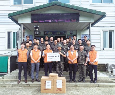 29일 한화시스템 직원들이 육군 28사단을 방문해 2016년 기부했던 ‘사랑의 독서카페’에 200권의 도서를 추가로 전달했다. [한화시스템 제공]